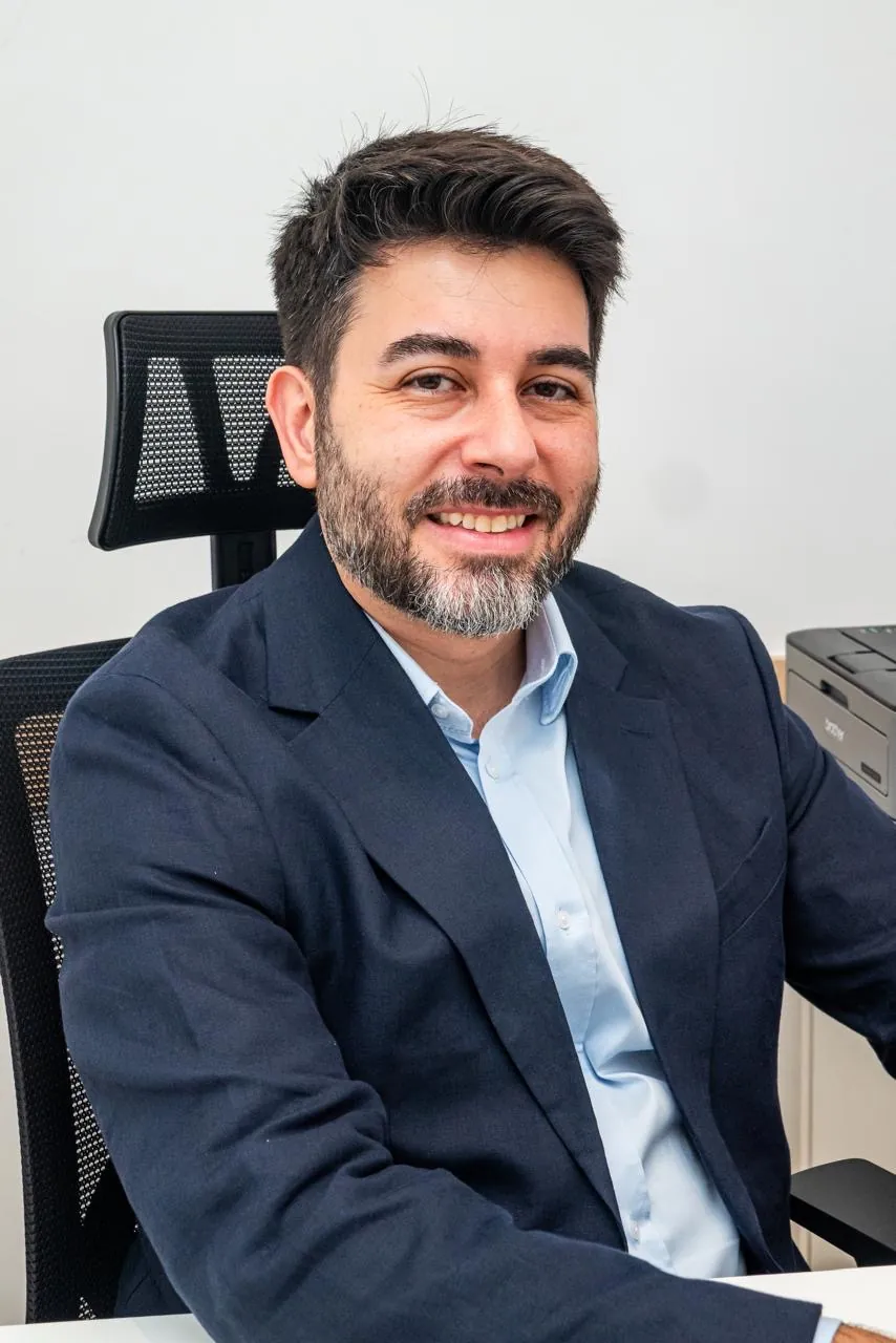 Dr. Marcus Vinicius Iglesias em seu consultório em Copacabana